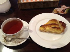 高梁紅茶と手作りアップルパイ
